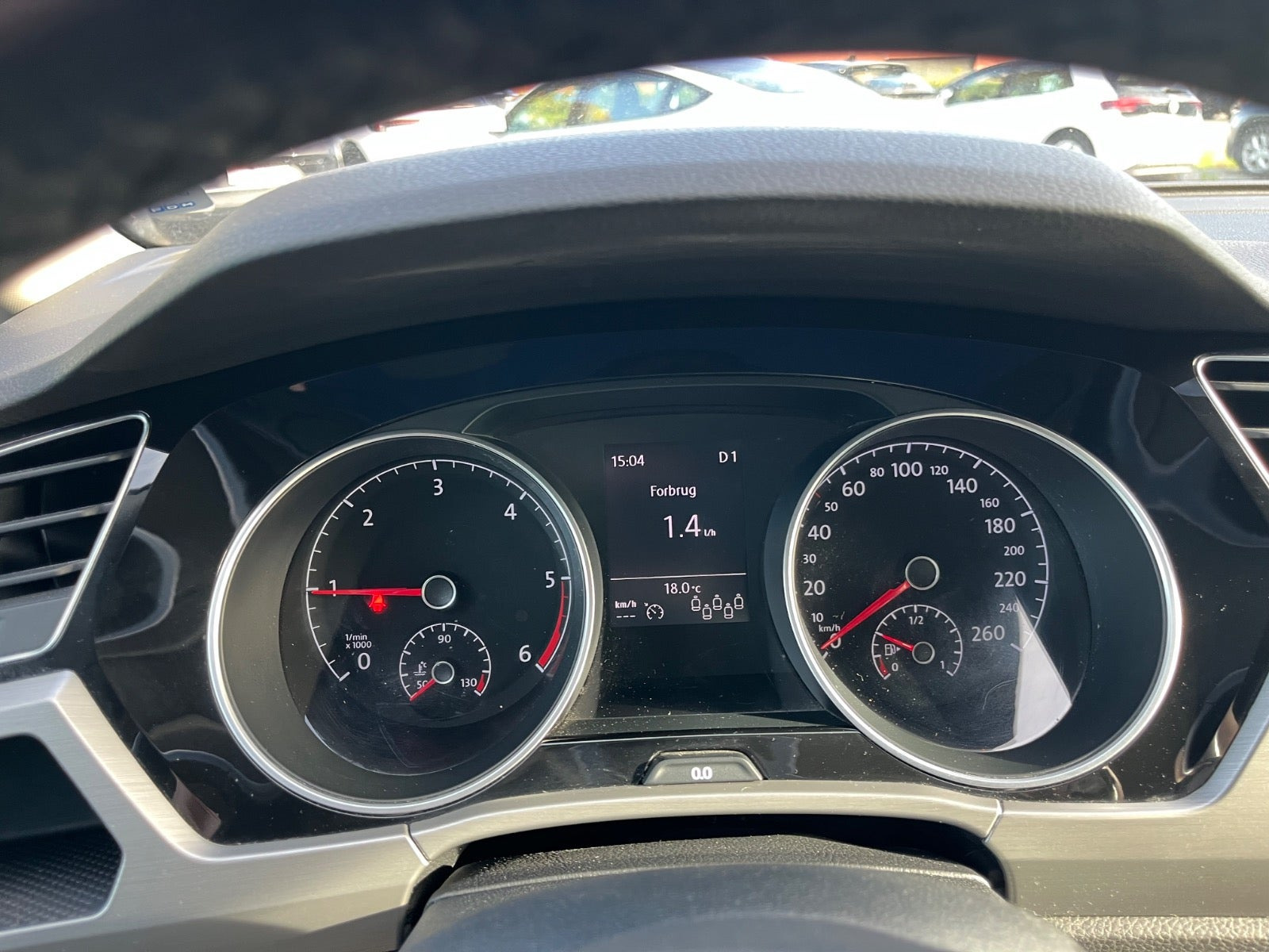 Grå VW Touran fra 2019