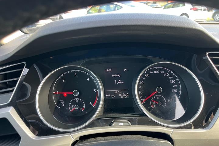 Grå VW Touran fra 2019