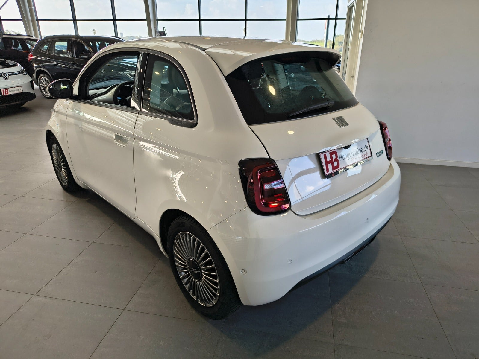 Hvid Fiat 500e fra 2024