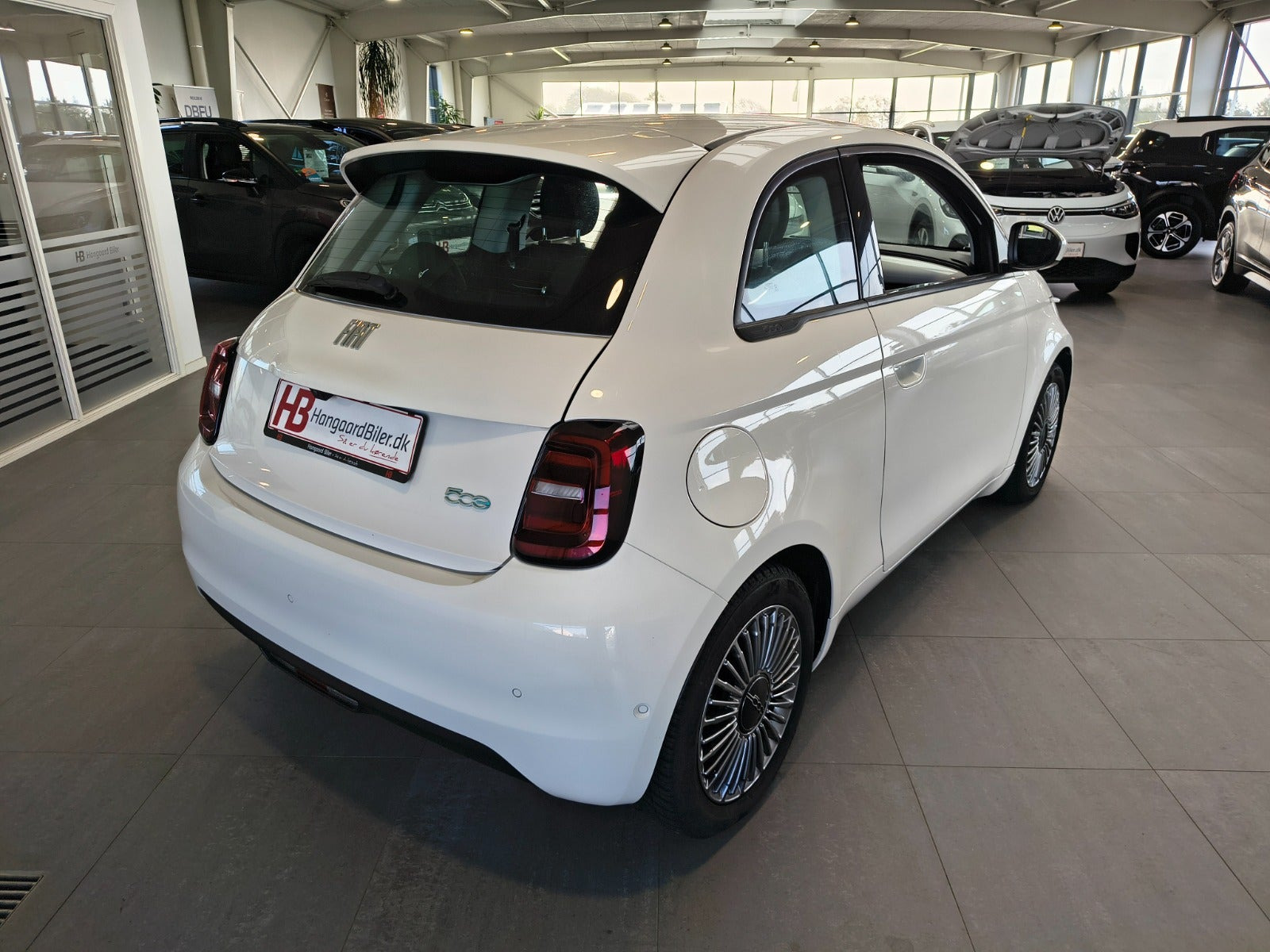 Hvid Fiat 500e fra 2024