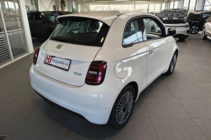 Hvid Fiat 500e fra 2024