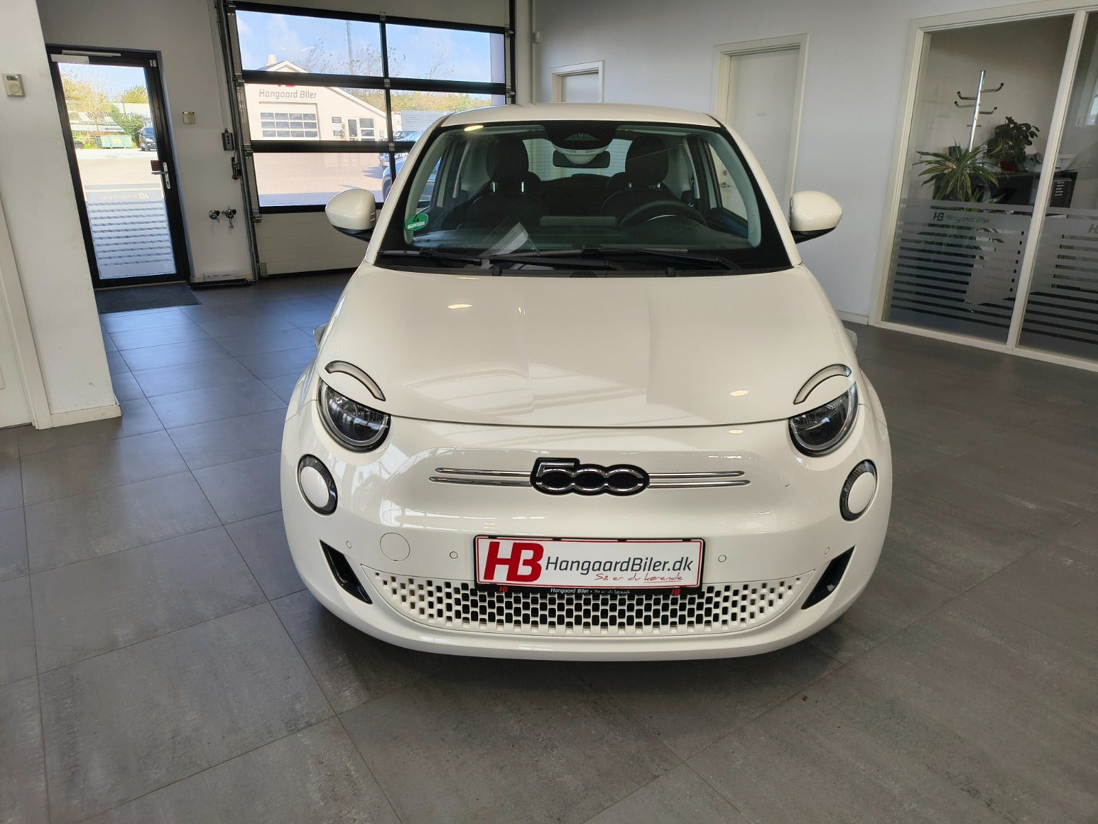 Hvid Fiat 500e fra 2024