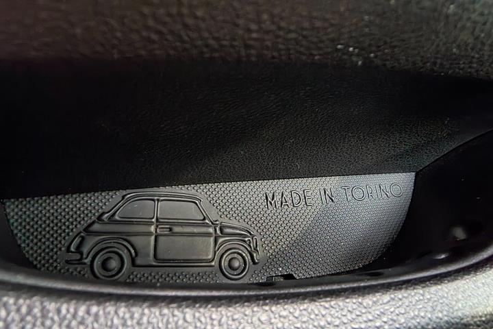 Hvid Fiat 500e fra 2024