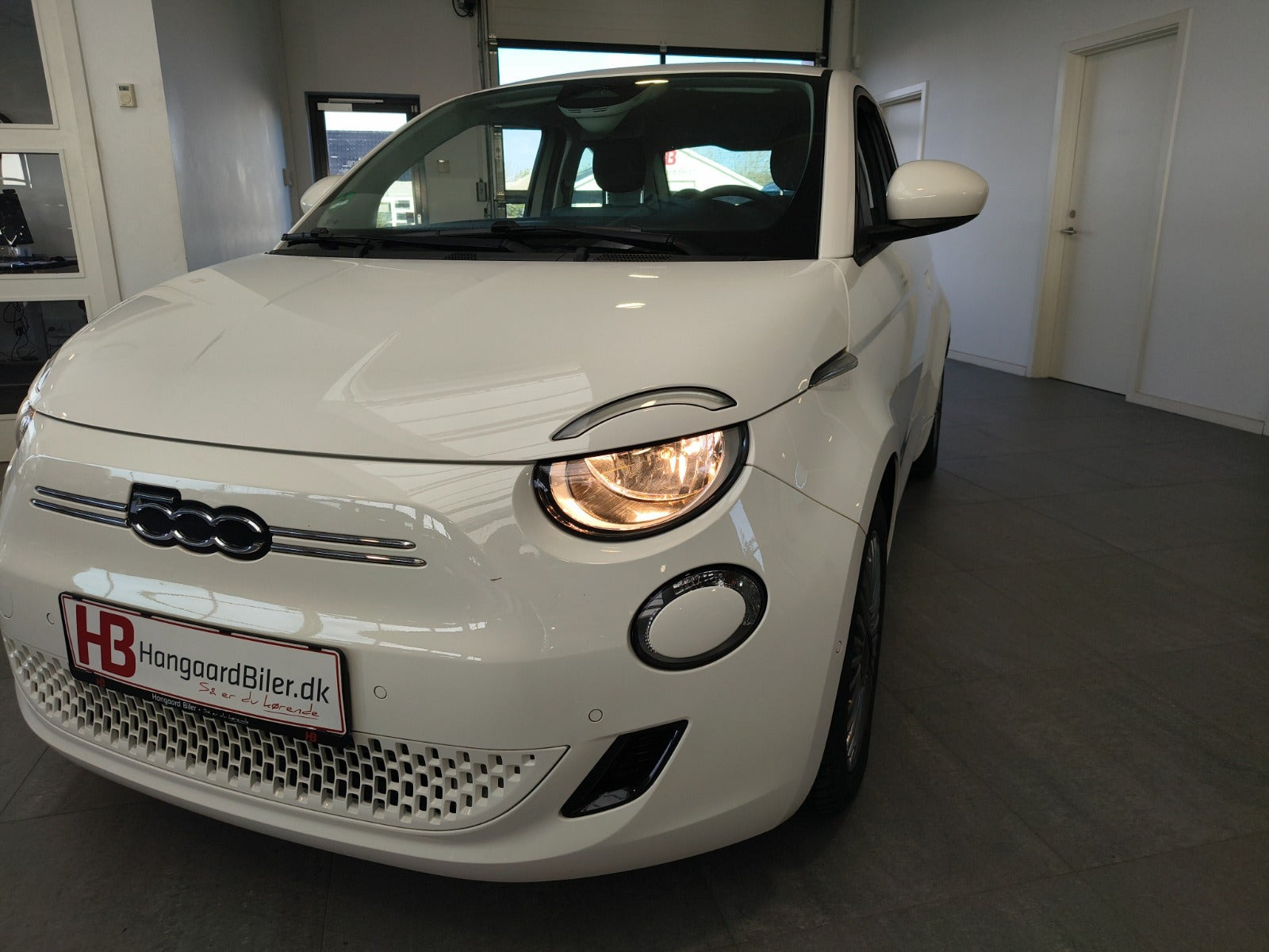 Hvid Fiat 500e fra 2024
