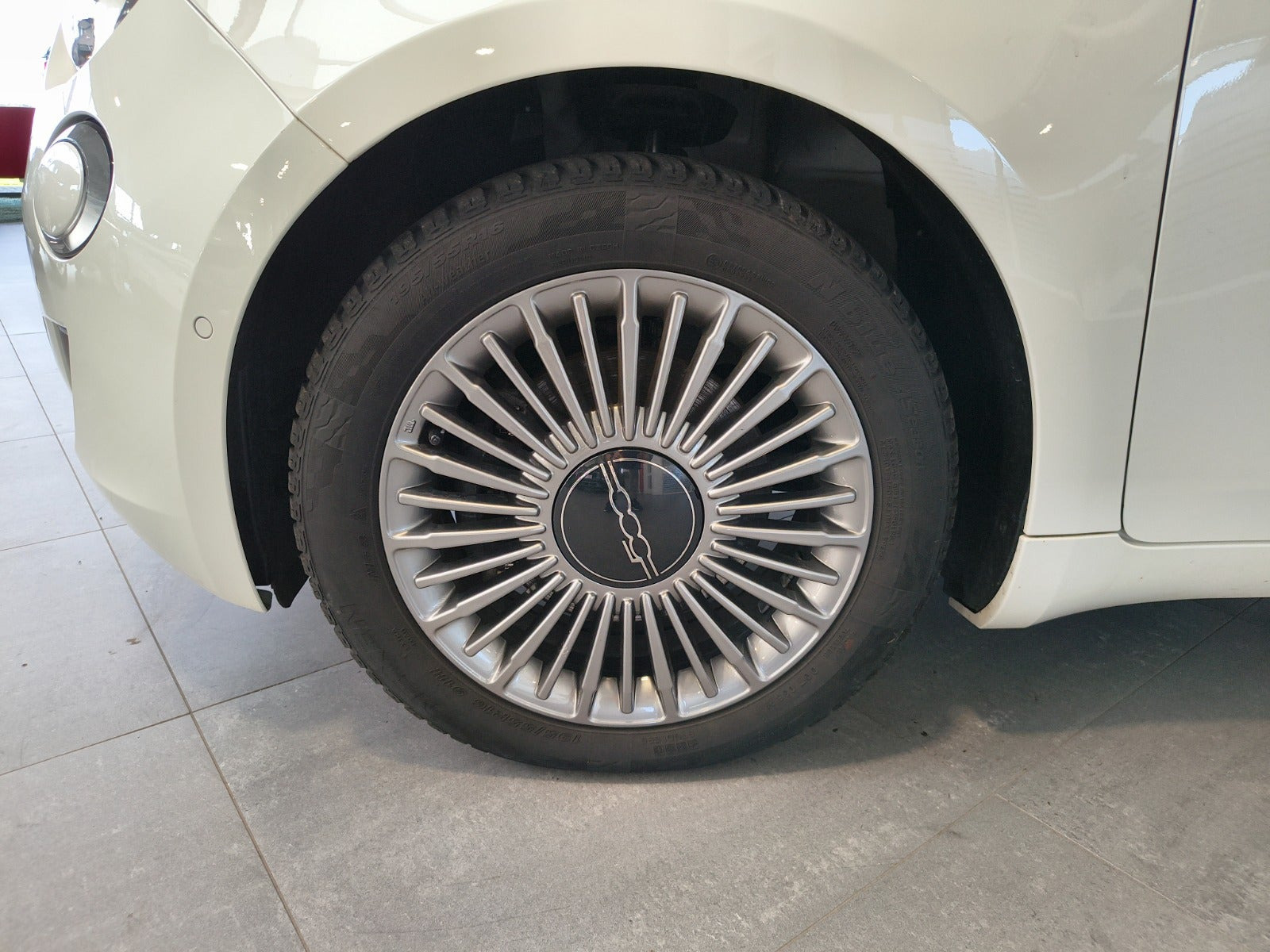 Hvid Fiat 500e fra 2024