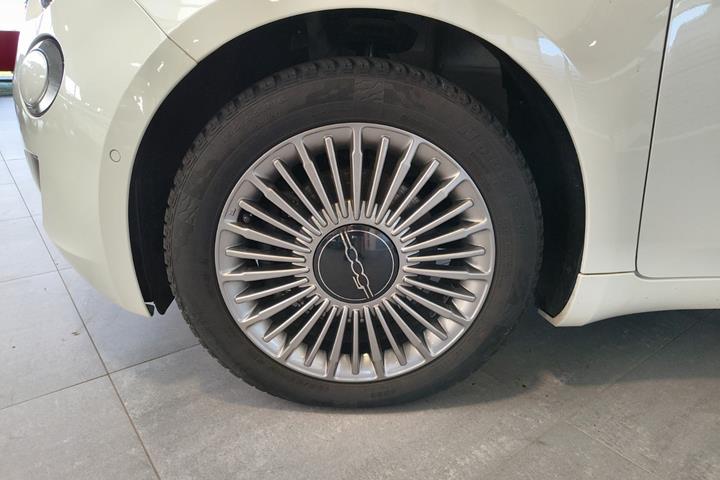 Hvid Fiat 500e fra 2024