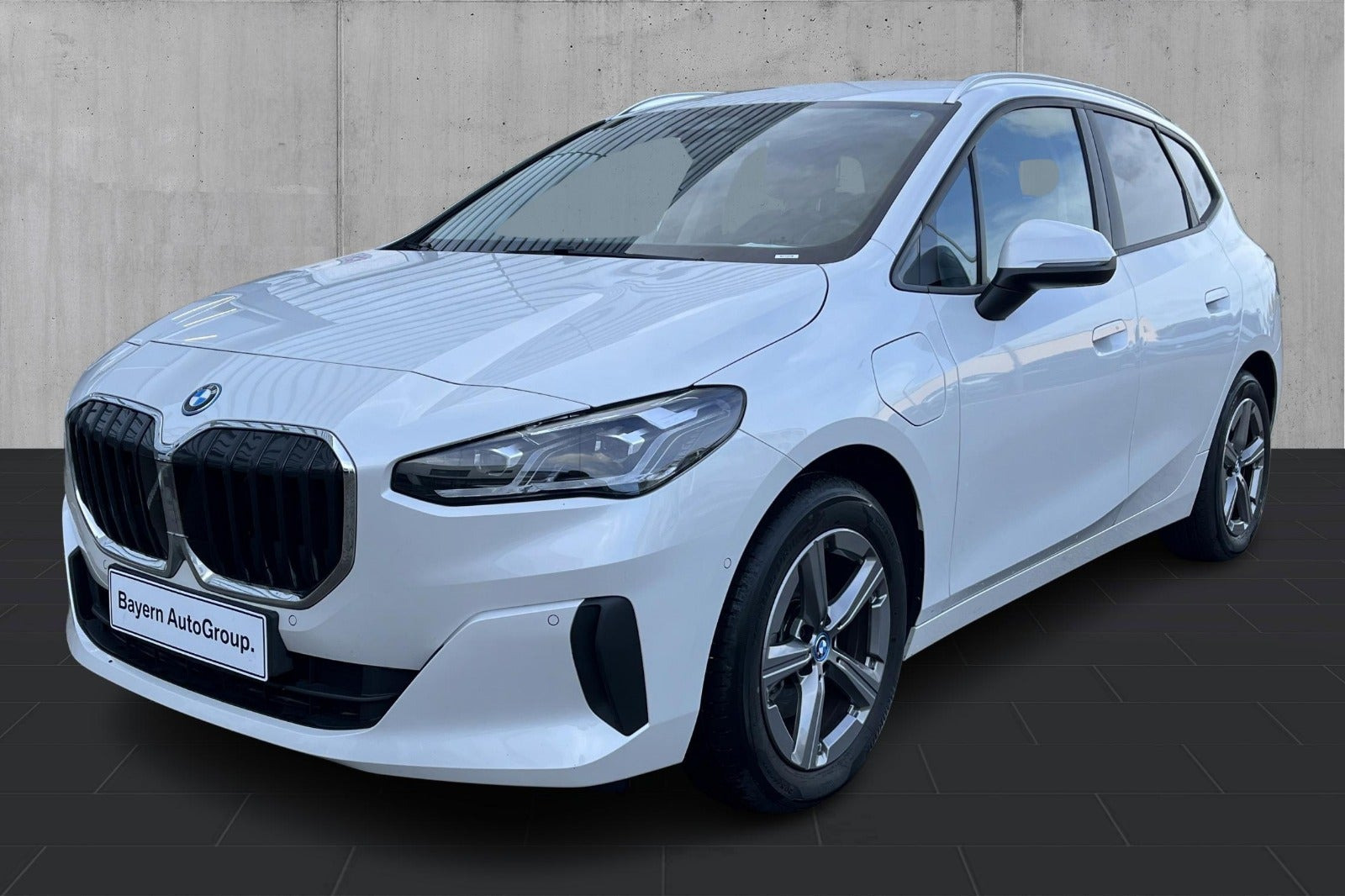 Hvid BMW 225e fra 2024