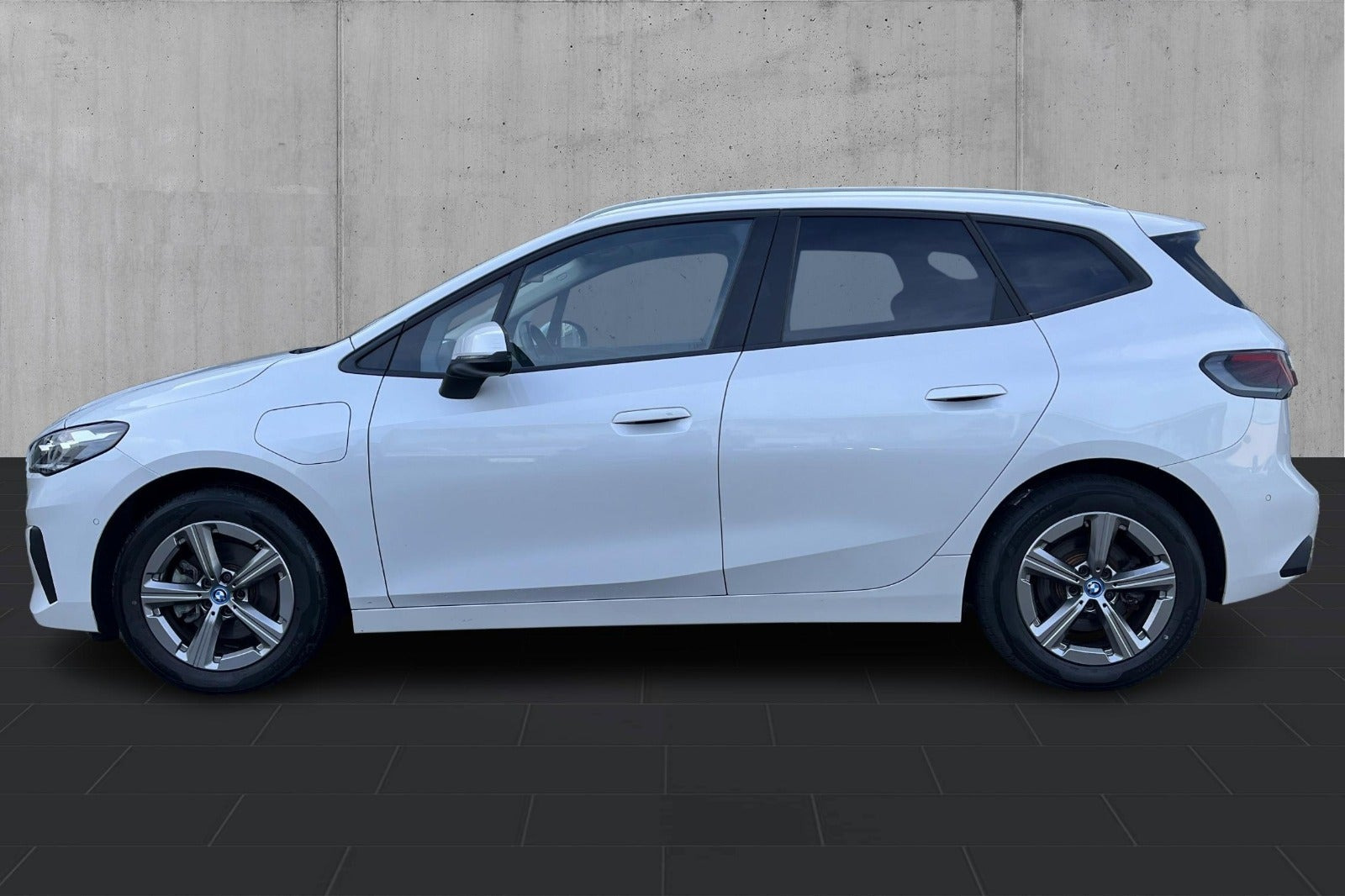 Hvid BMW 225e fra 2024