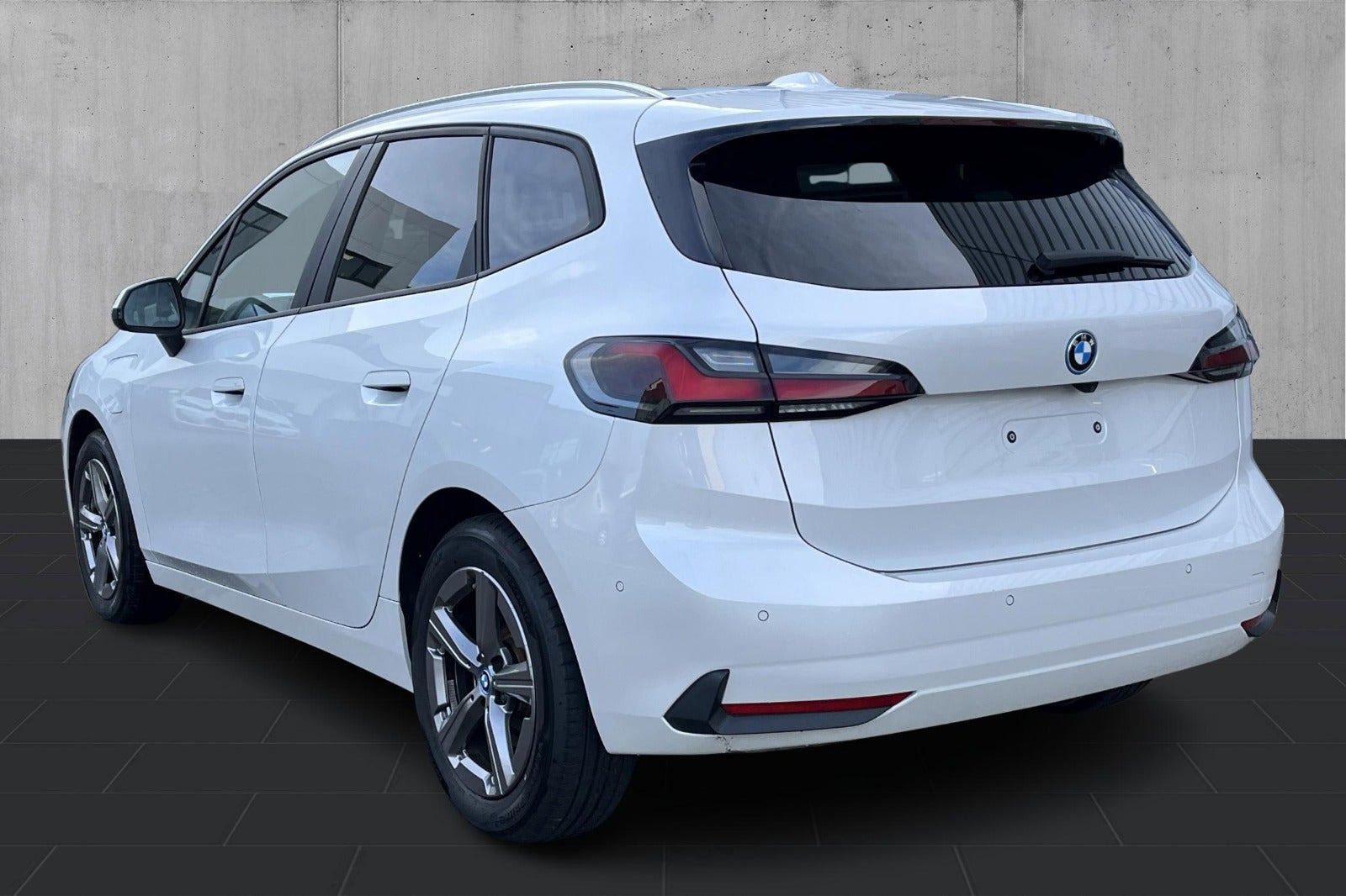 Hvid BMW 225e fra 2024