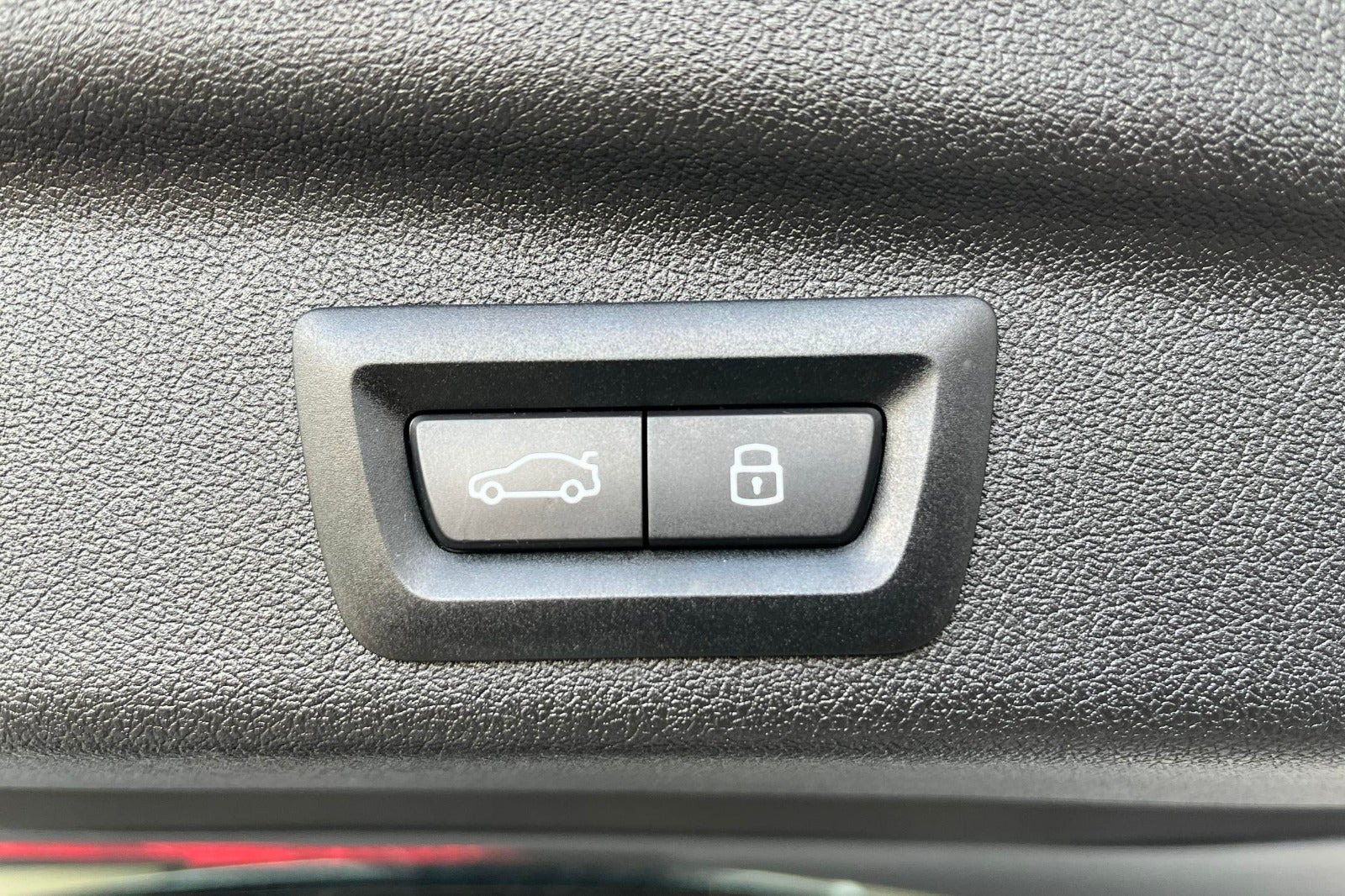 Hvid BMW 225e fra 2024