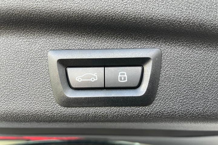 Hvid BMW 225e fra 2024