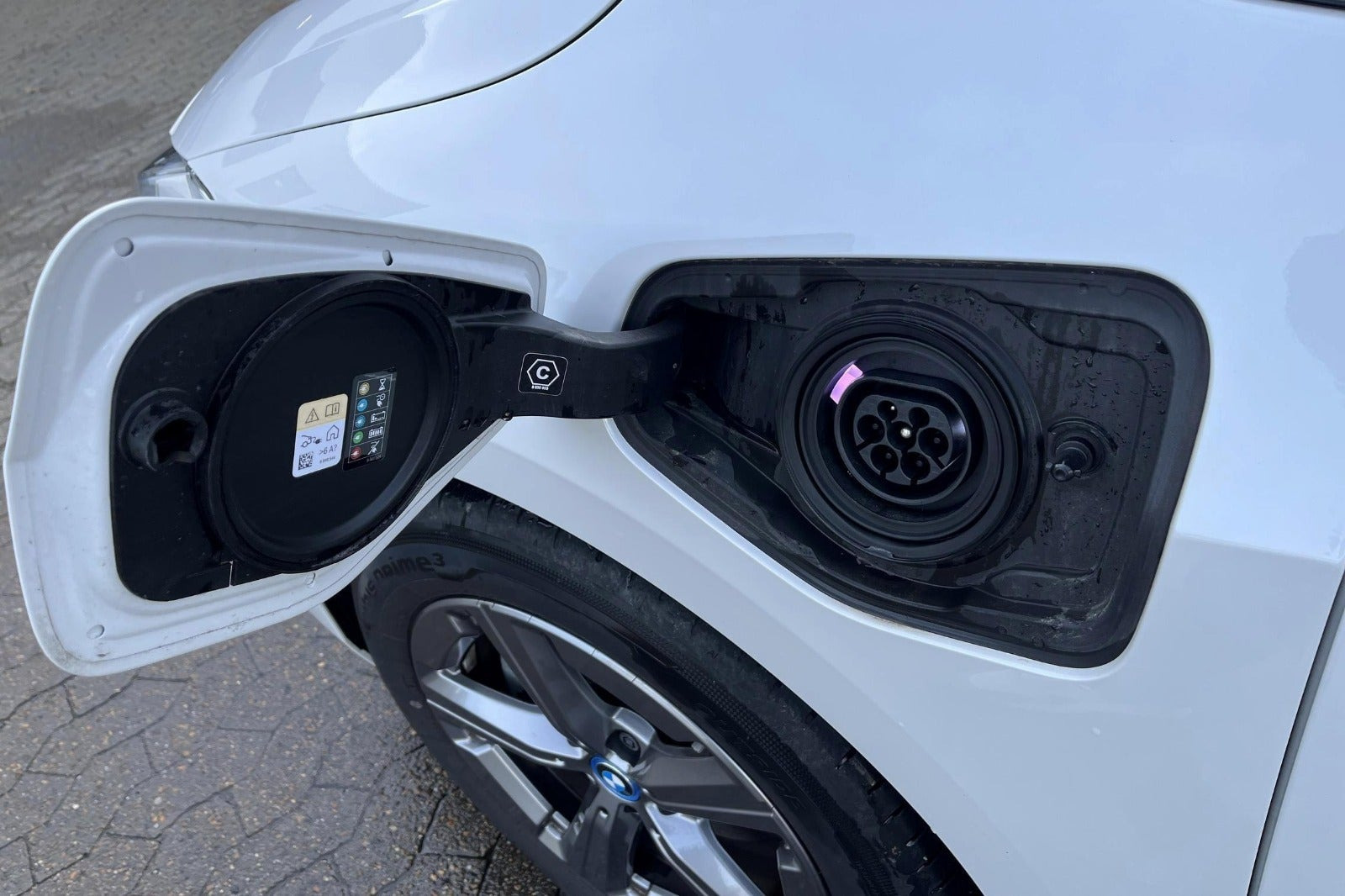 Hvid BMW 225e fra 2024