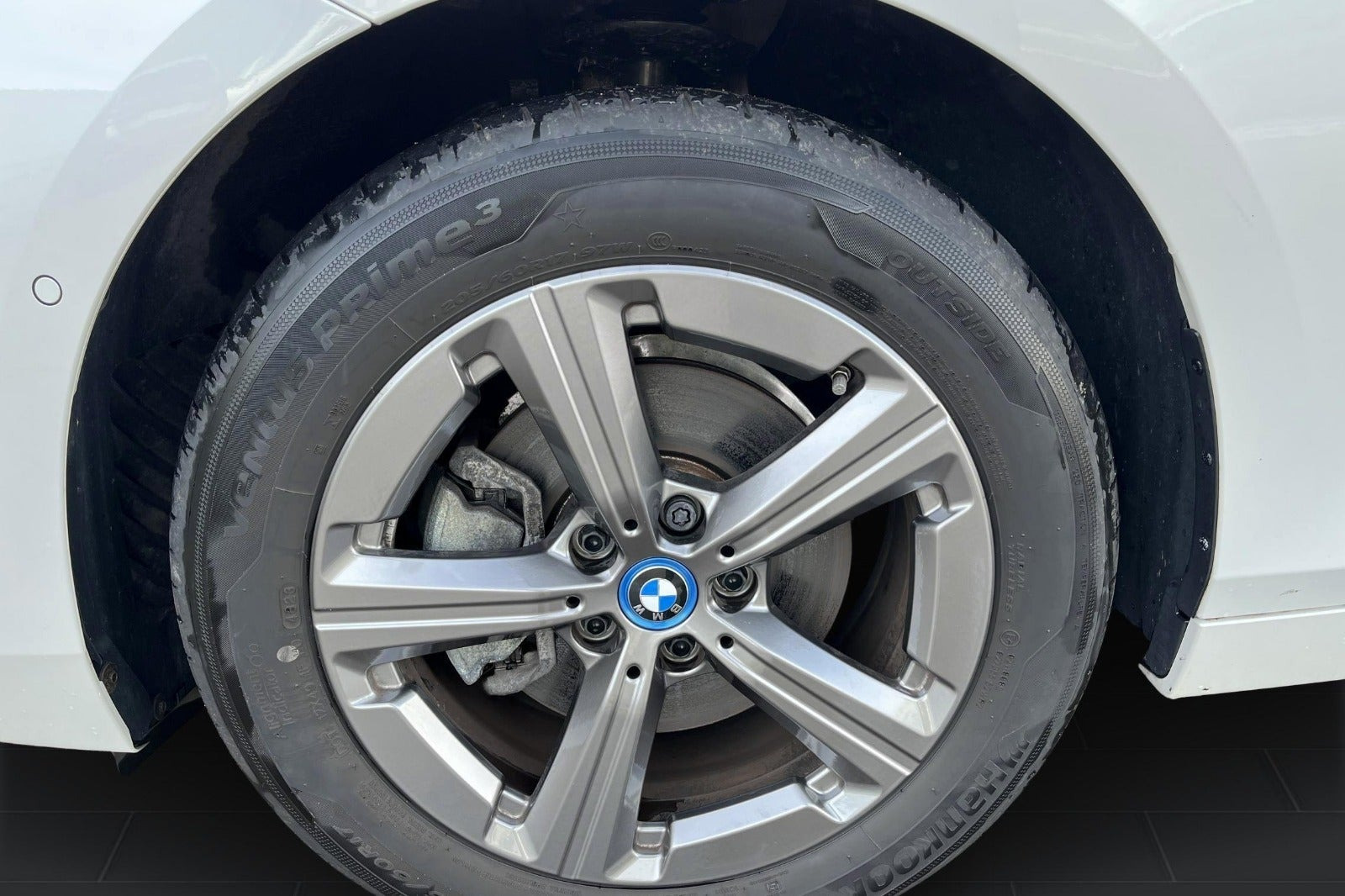 Hvid BMW 225e fra 2024