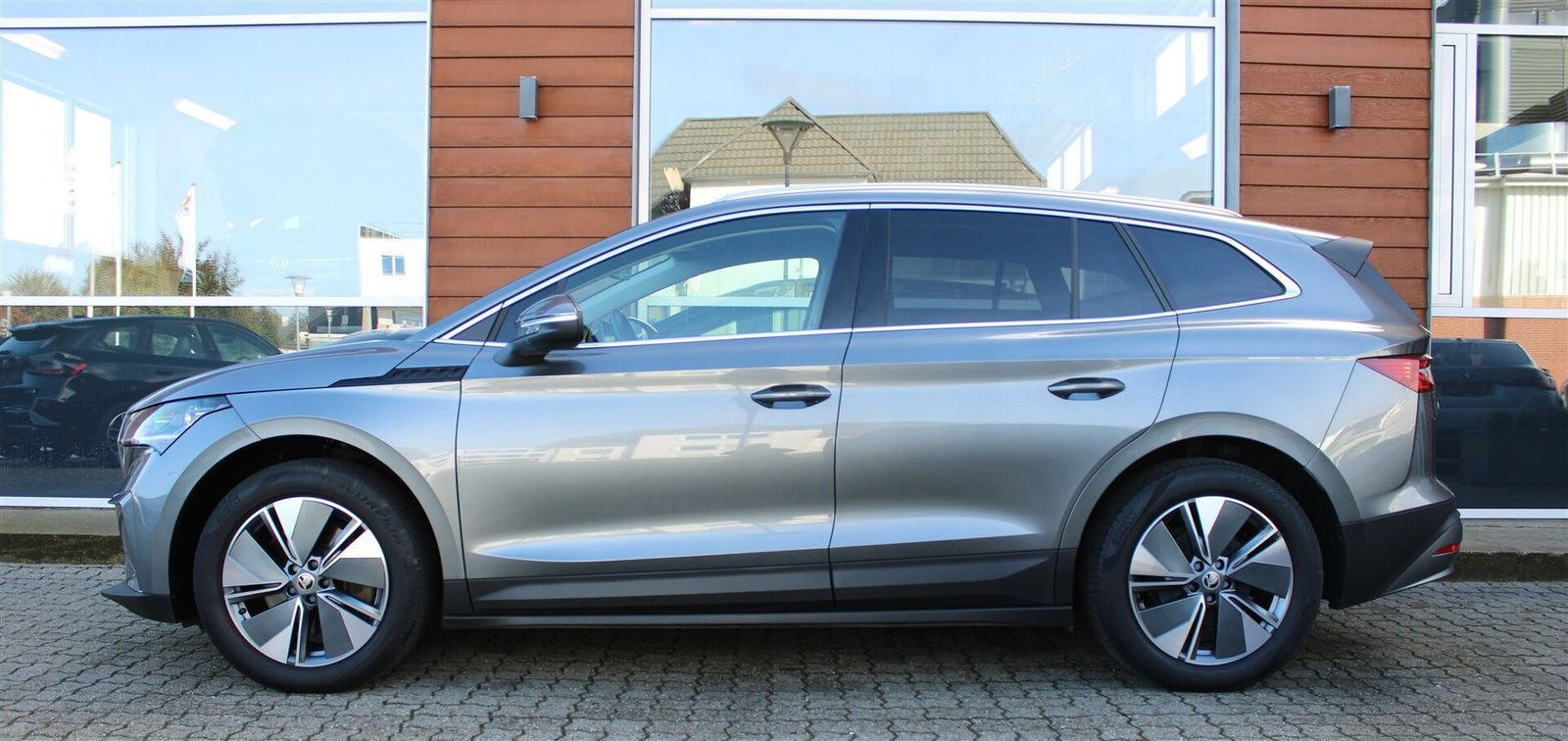 Grå Skoda Enyaq fra 2023