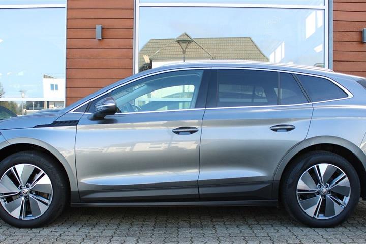 Grå Skoda Enyaq fra 2023