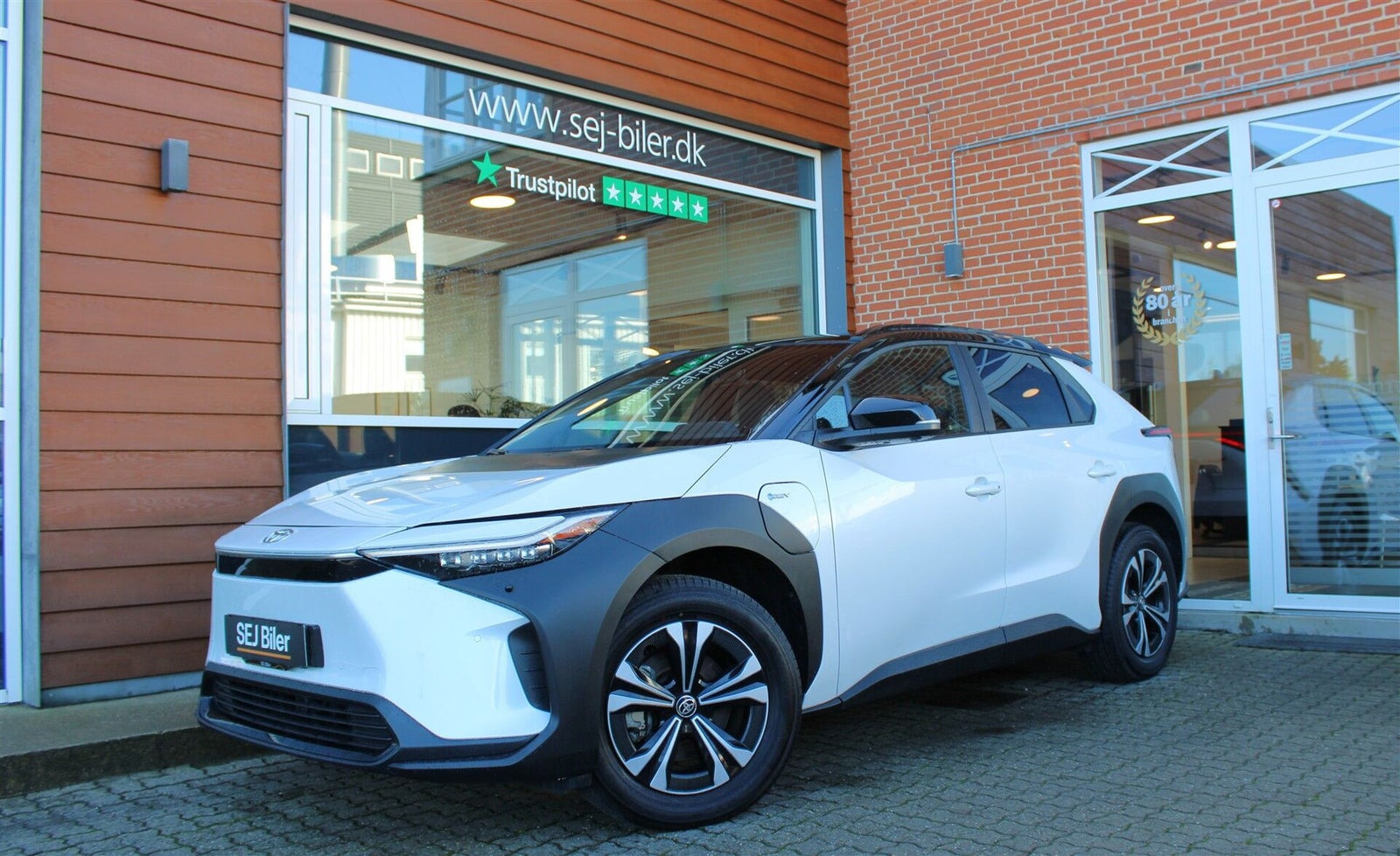 Hvid Toyota BZ4X fra 2023