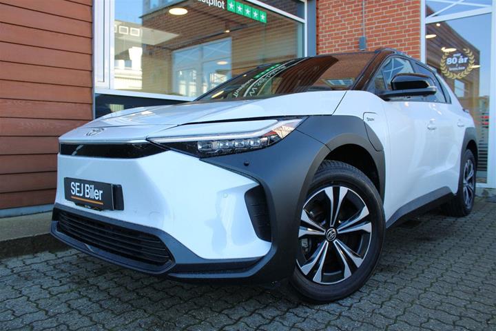 Hvid Toyota BZ4X fra 2023