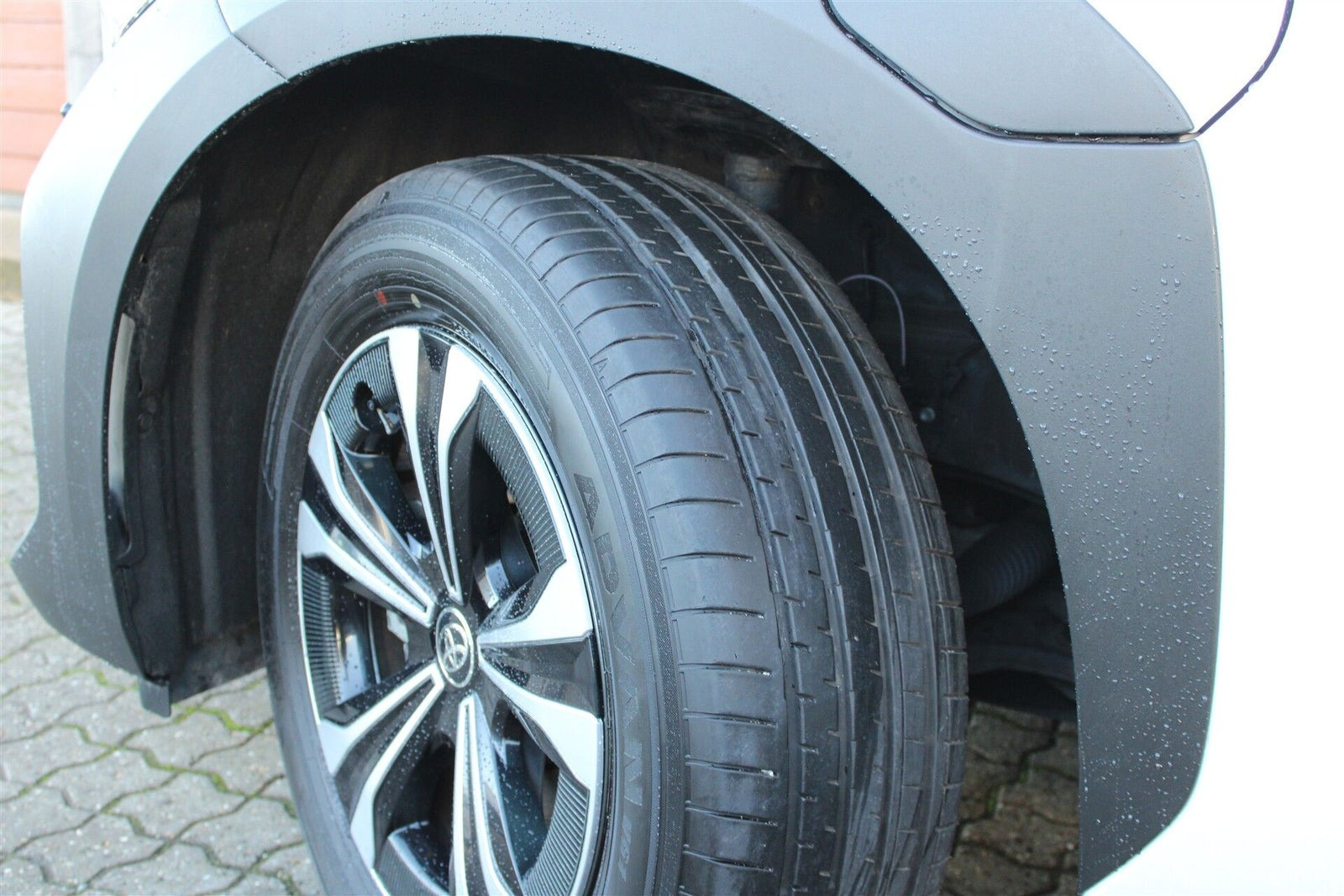 Hvid Toyota BZ4X fra 2023