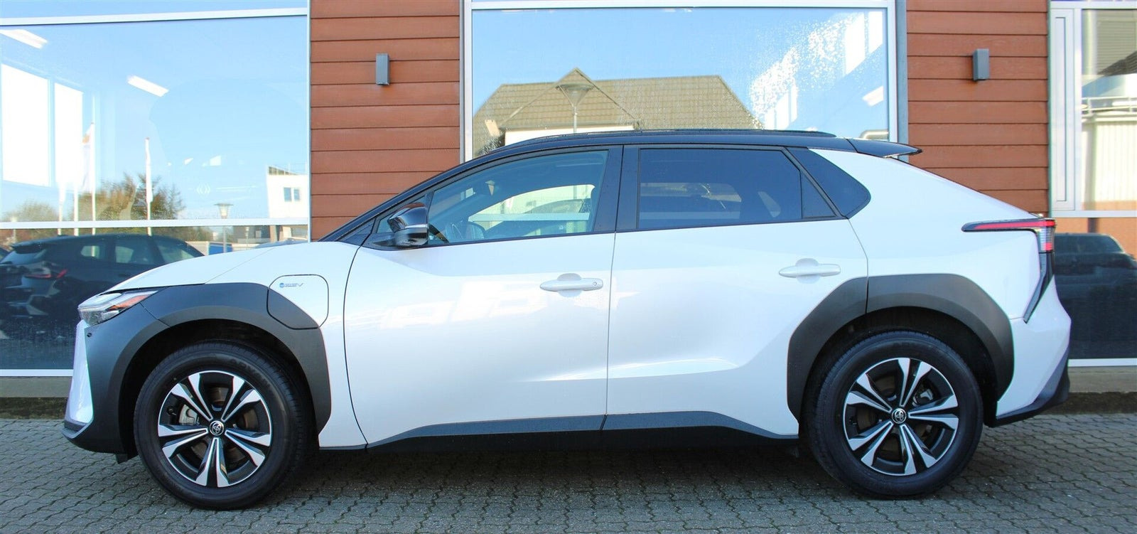 Hvid Toyota BZ4X fra 2023