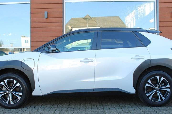 Hvid Toyota BZ4X fra 2023