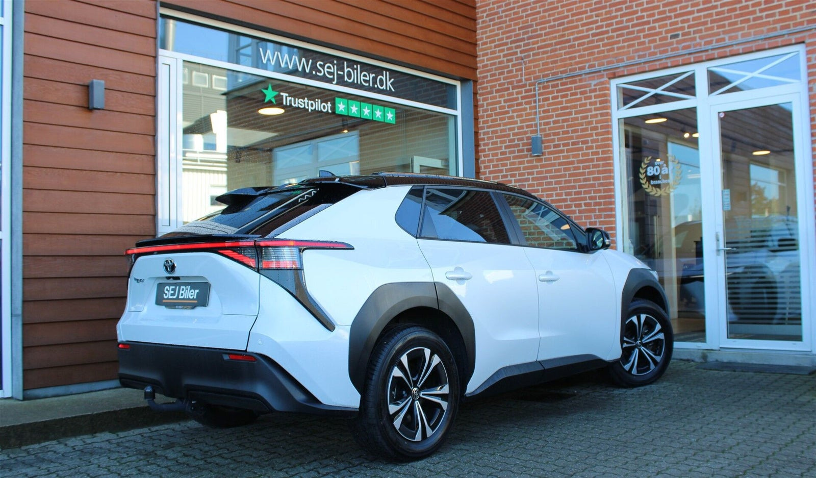 Hvid Toyota BZ4X fra 2023