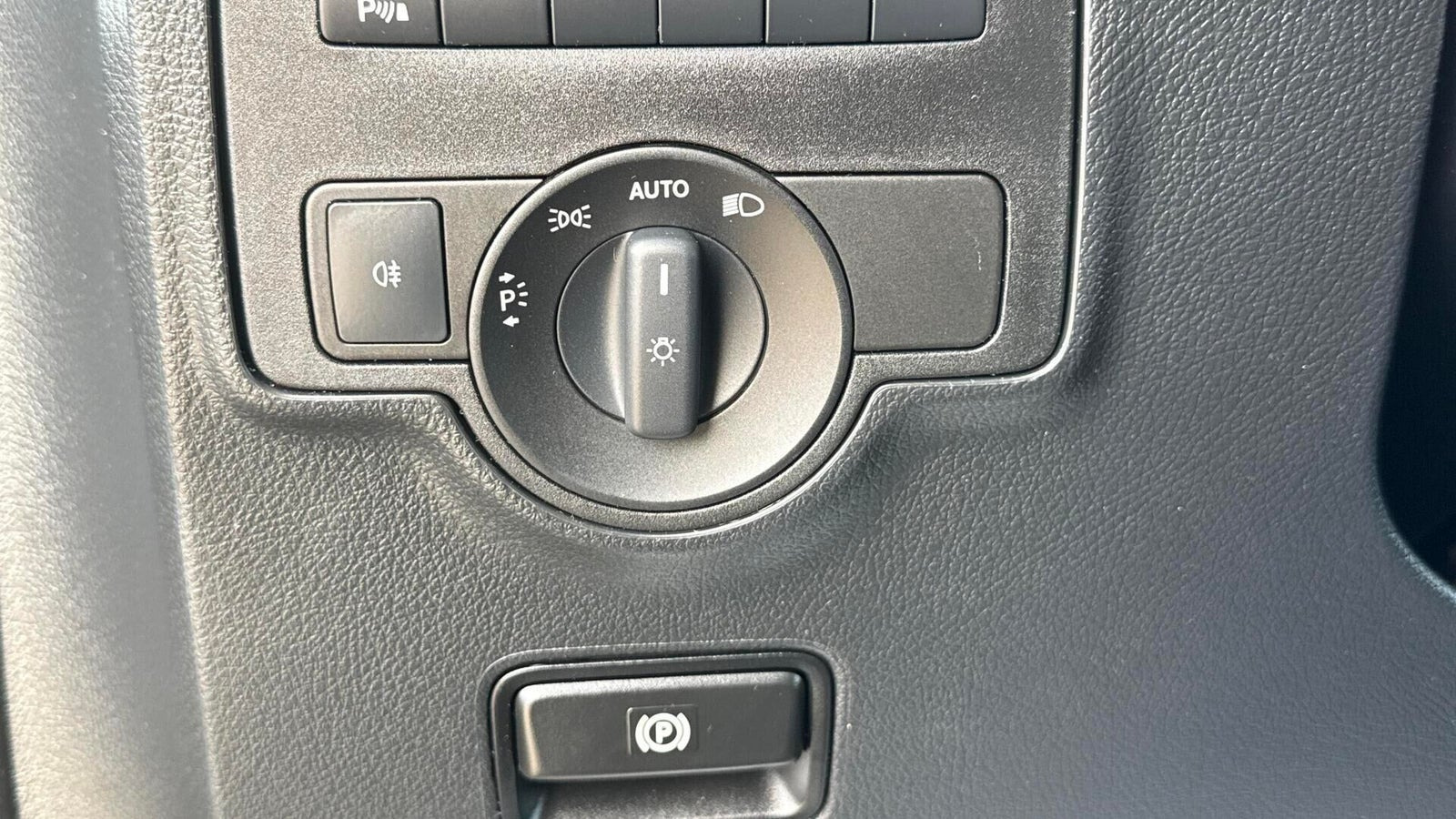 Grå Mercedes Vito 119 fra 2022