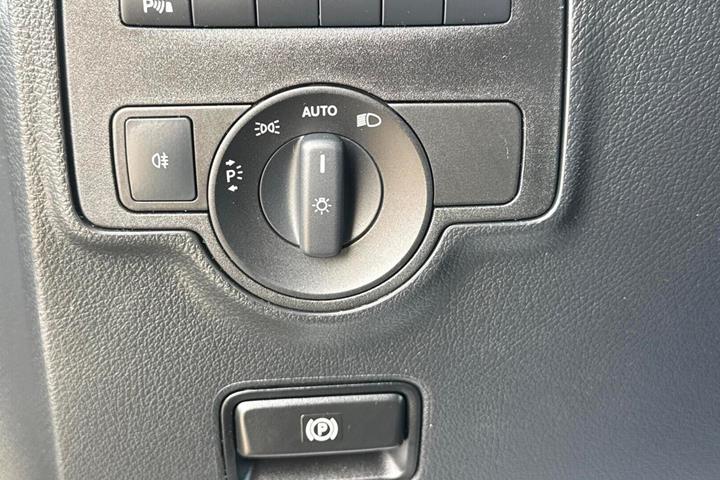 Grå Mercedes Vito 119 fra 2022