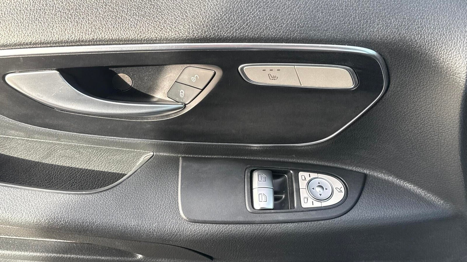 Grå Mercedes Vito 119 fra 2022