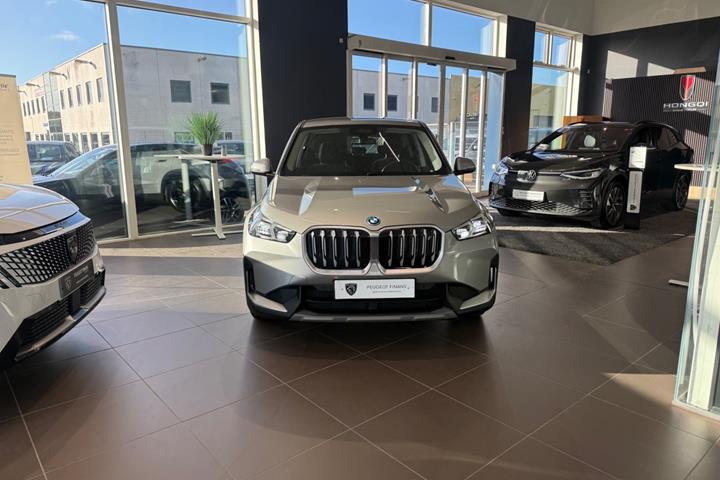 Rød BMW iX1 fra 2023