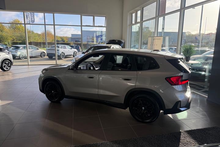 Rød BMW iX1 fra 2023