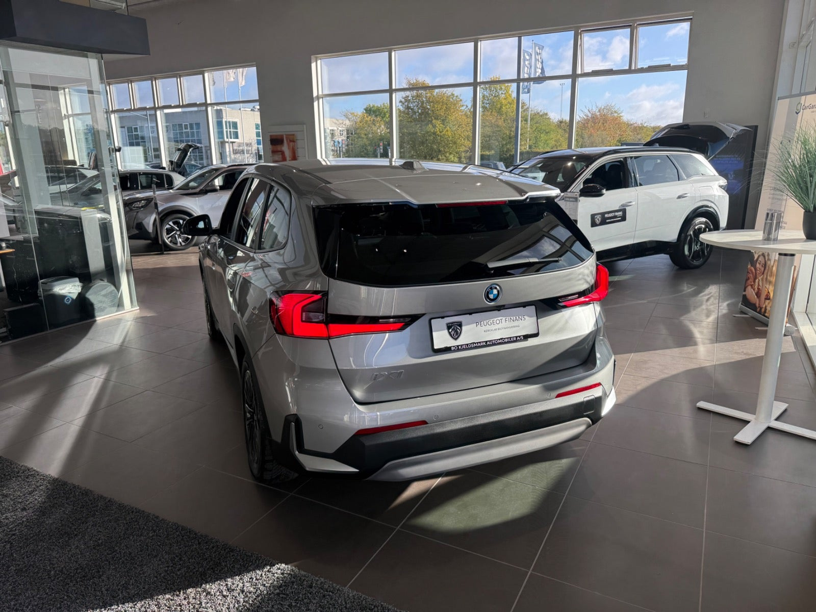 Rød BMW iX1 fra 2023