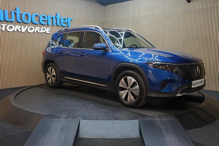 Blå Mercedes EQB250+ fra 2024