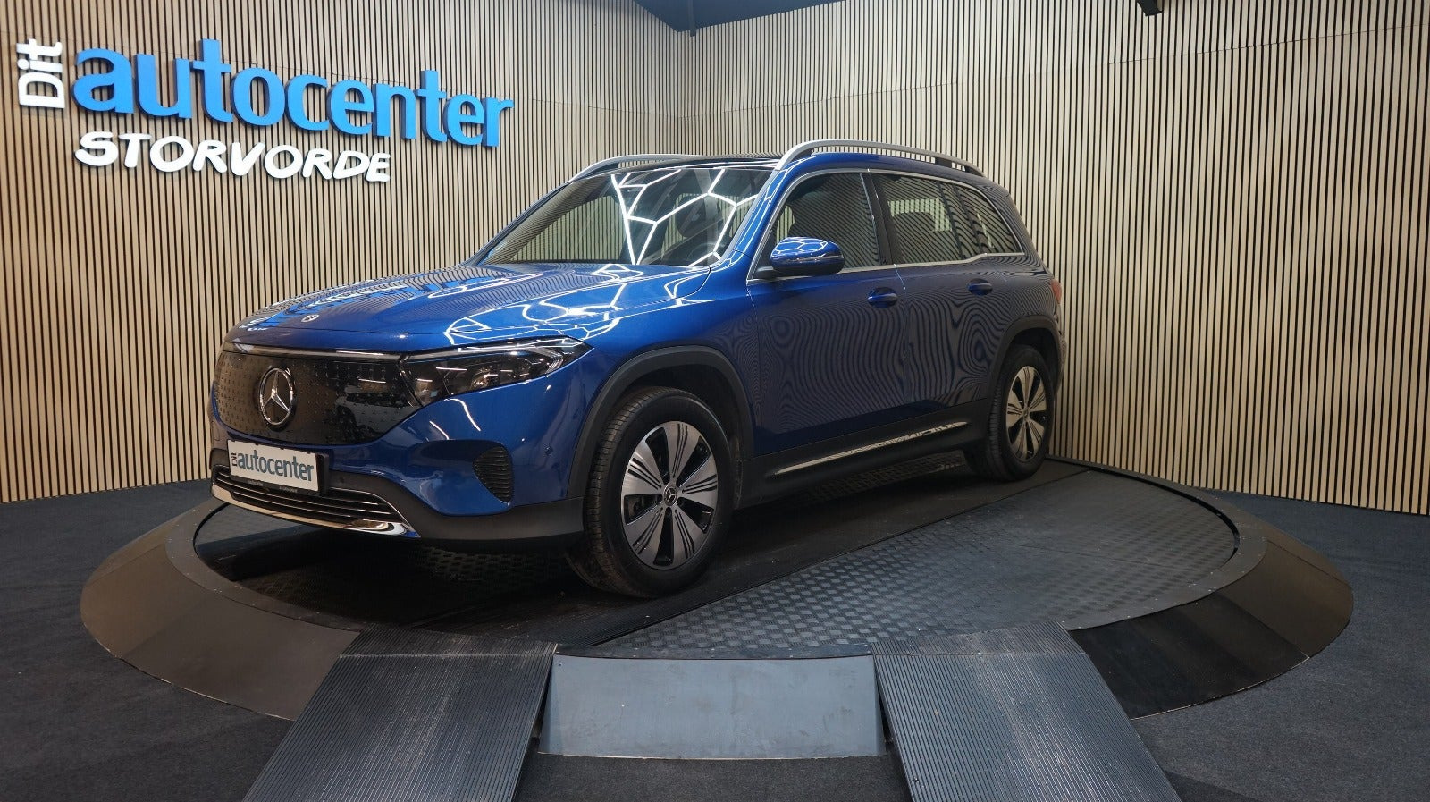 Blå Mercedes EQB250+ fra 2024