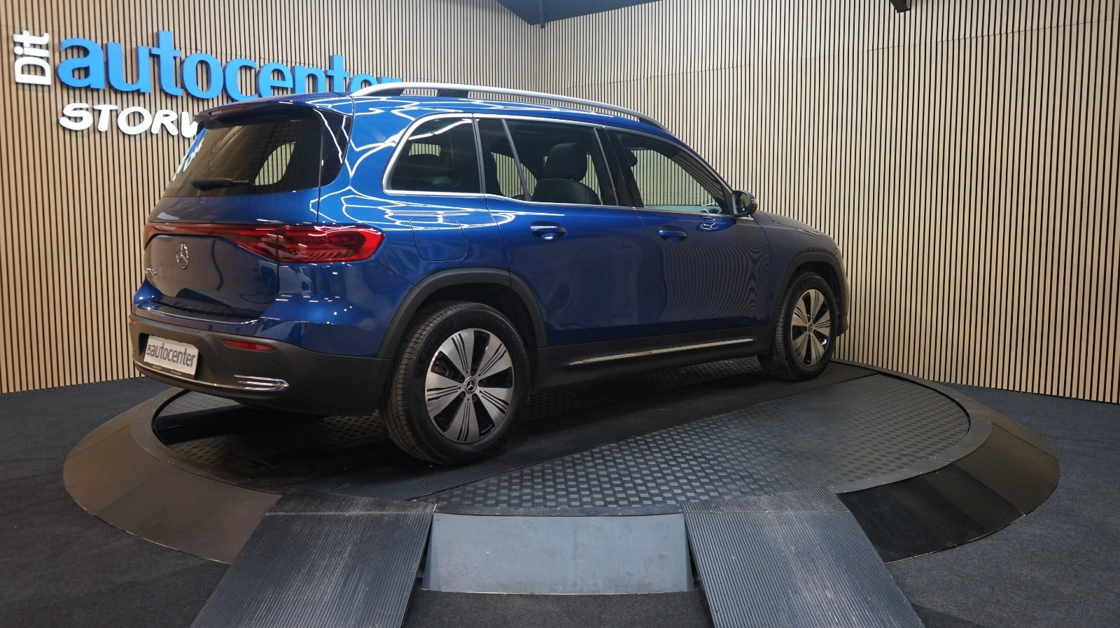 Blå Mercedes EQB250+ fra 2024