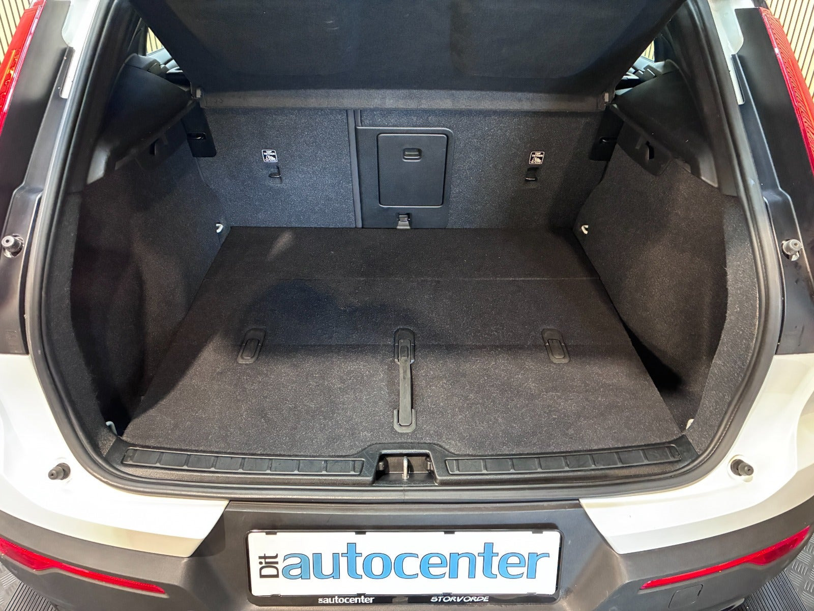 Hvid Volvo XC40 fra 2023