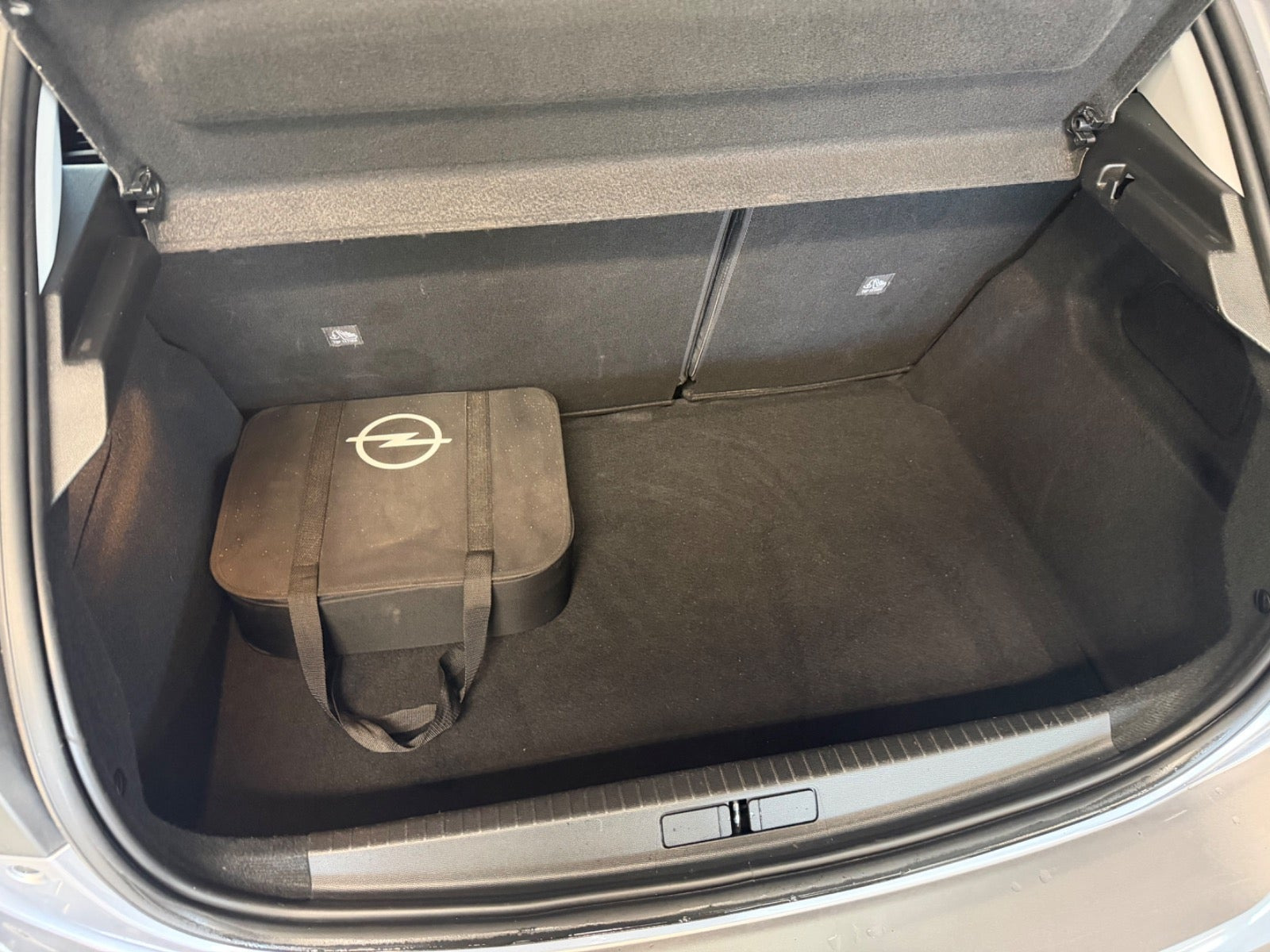 Grå Opel Corsa-e fra 2021