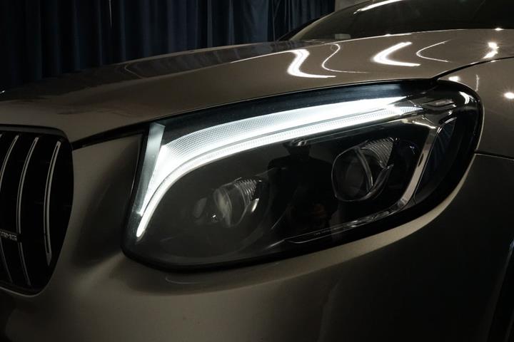 Grå Mercedes GLC63 fra 2018