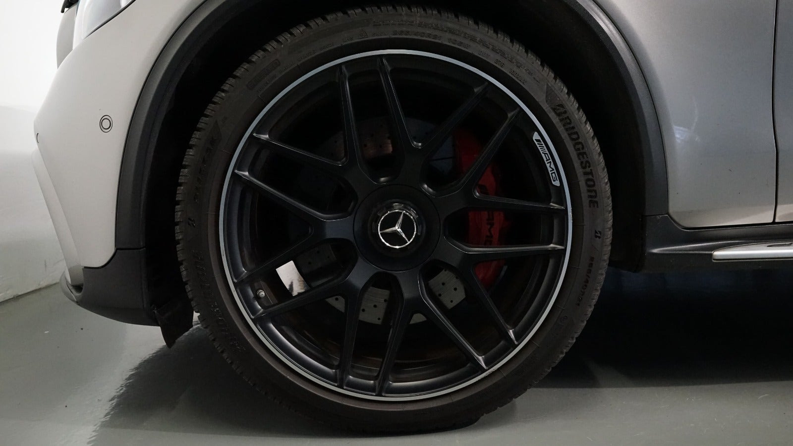 Grå Mercedes GLC63 fra 2018