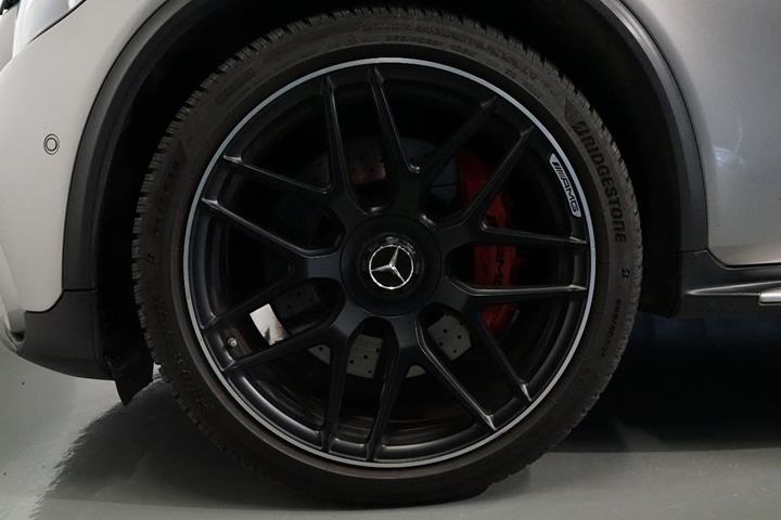 Grå Mercedes GLC63 fra 2018