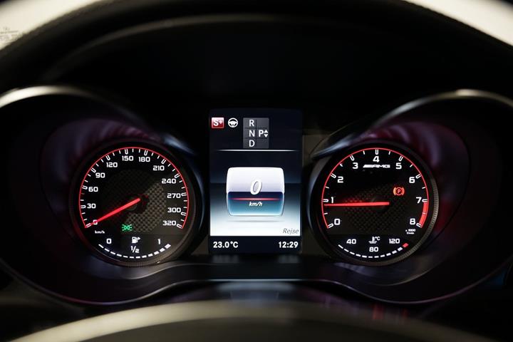 Grå Mercedes GLC63 fra 2018