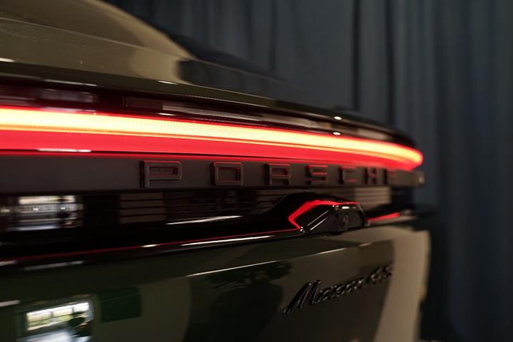 Grøn Porsche Macan 4S fra 2025