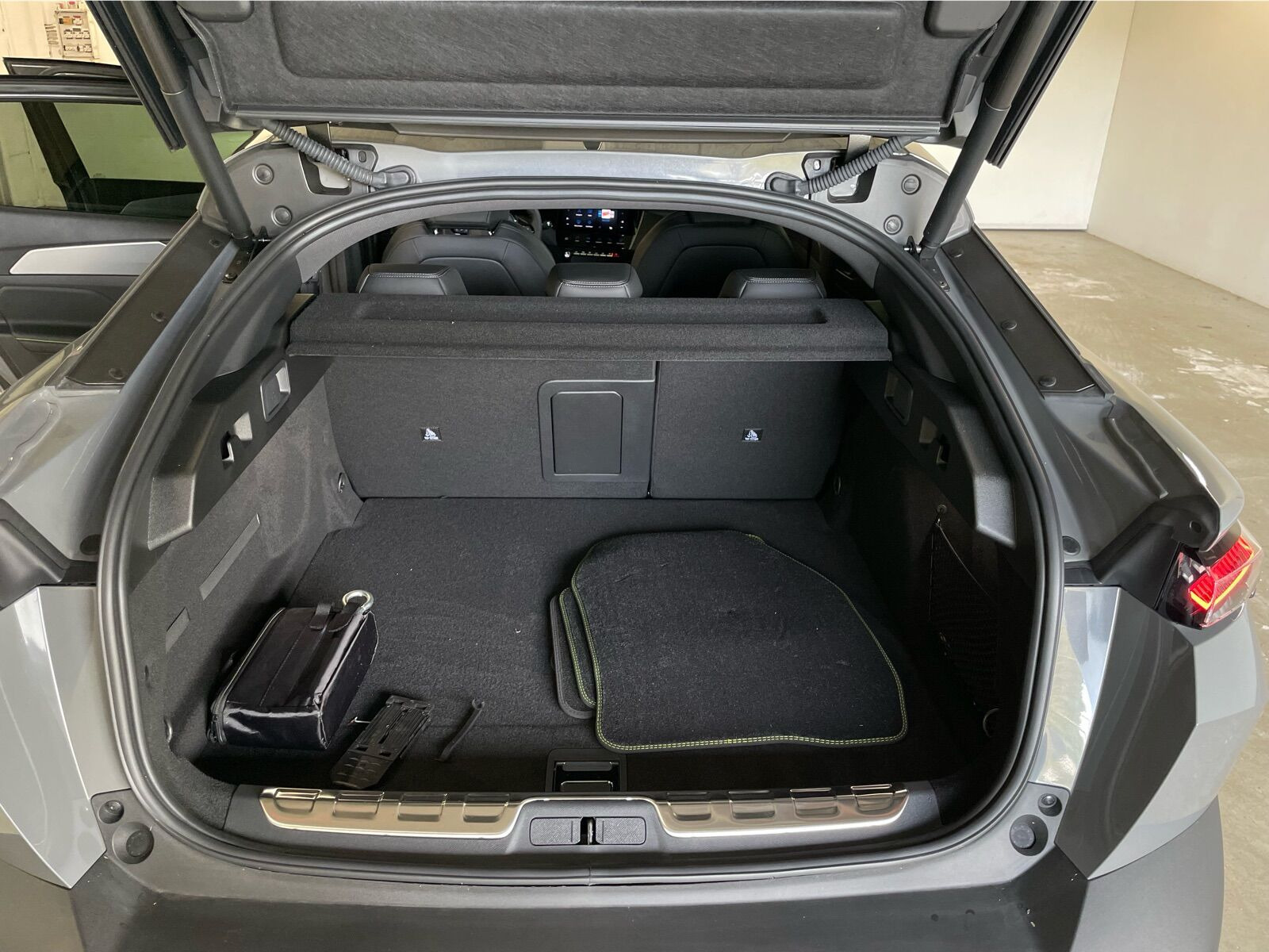 Grå Peugeot e-408 fra 2025