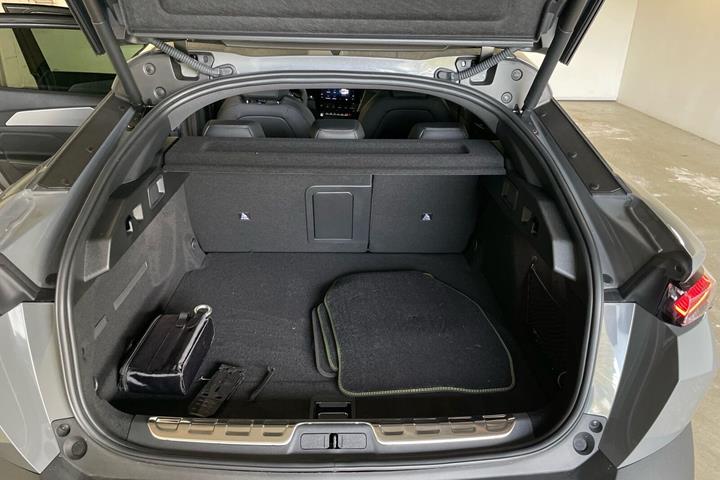 Grå Peugeot e-408 fra 2025