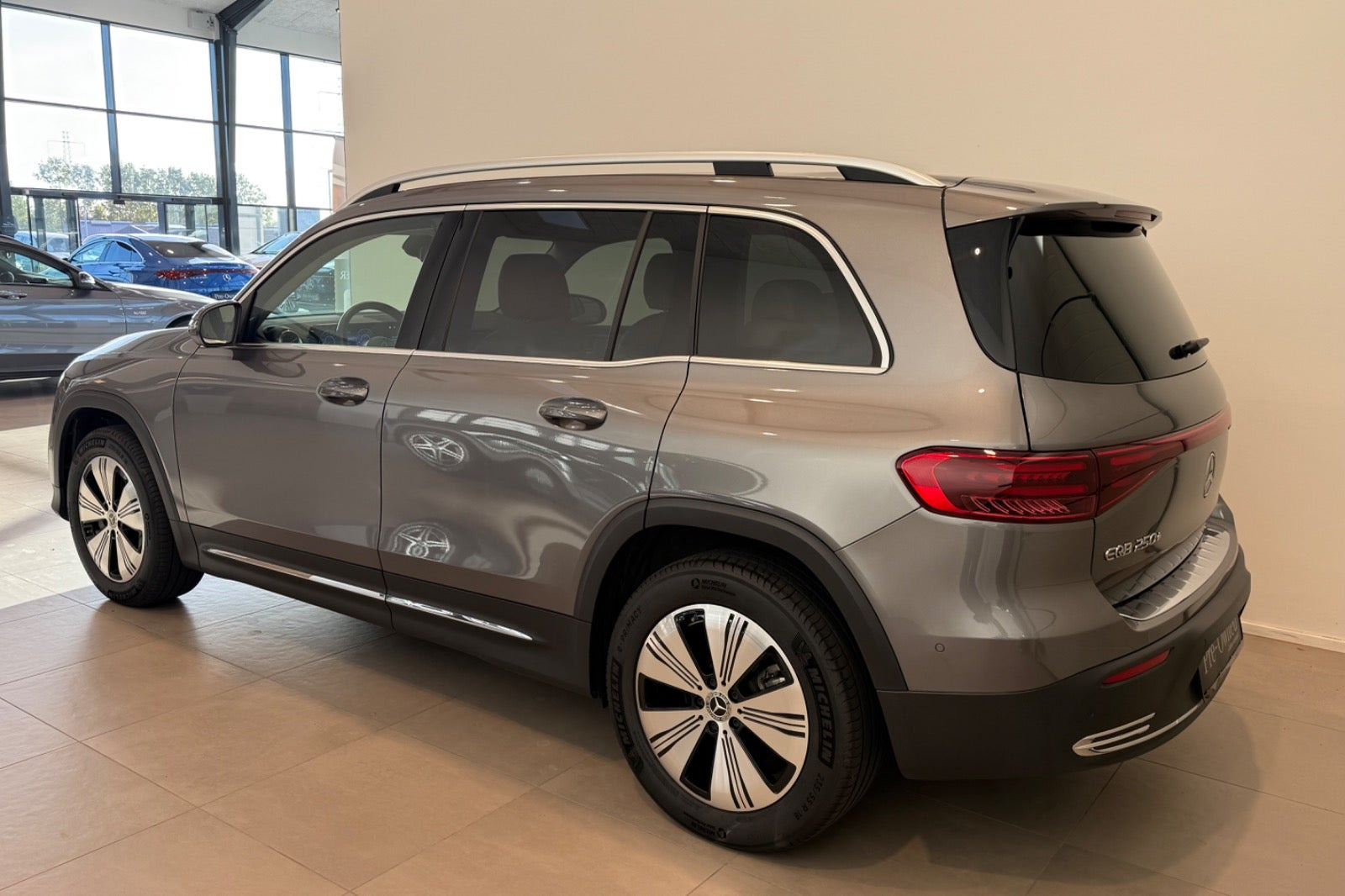 Grå Mercedes EQB250+ fra 2026