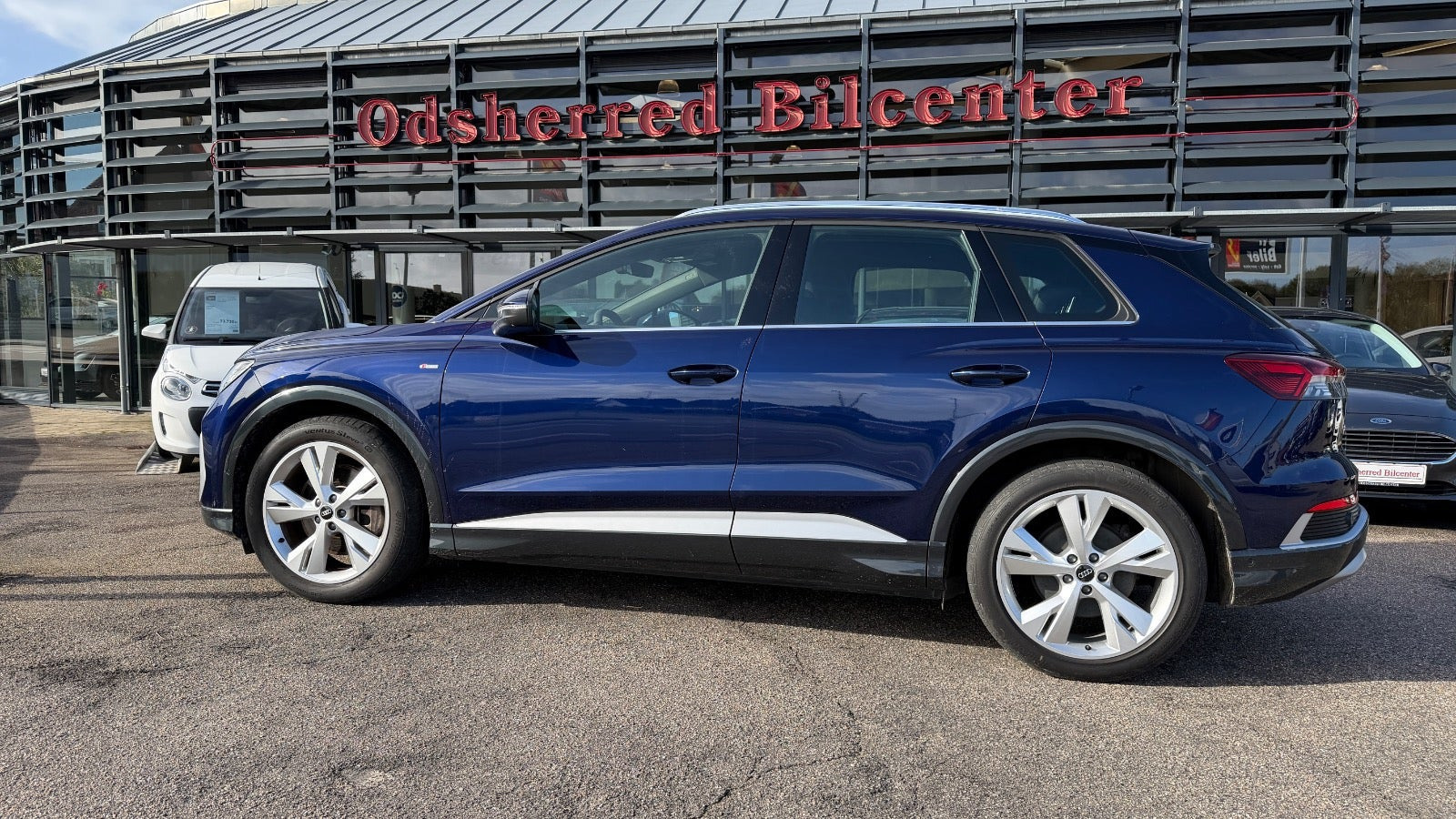 Blå Audi Q4 e-tron fra 2025