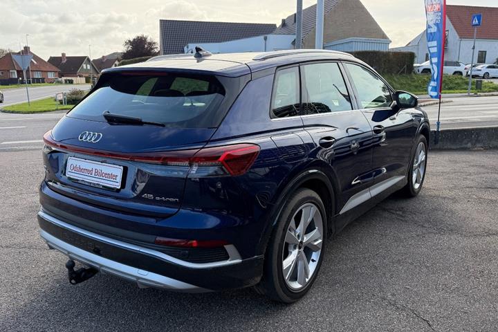 Blå Audi Q4 e-tron fra 2025