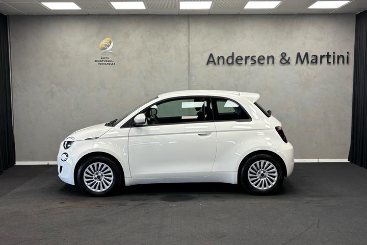 Hvid Fiat 500e fra 2024