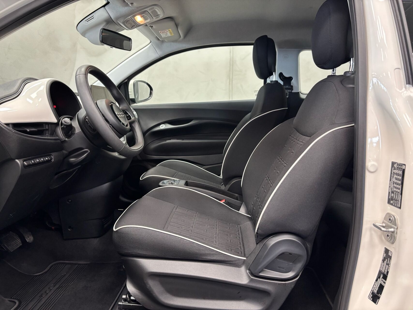 Hvid Fiat 500e fra 2024