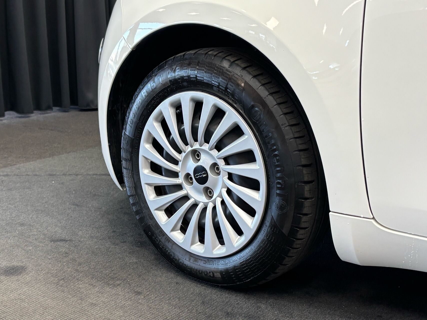 Hvid Fiat 500e fra 2024