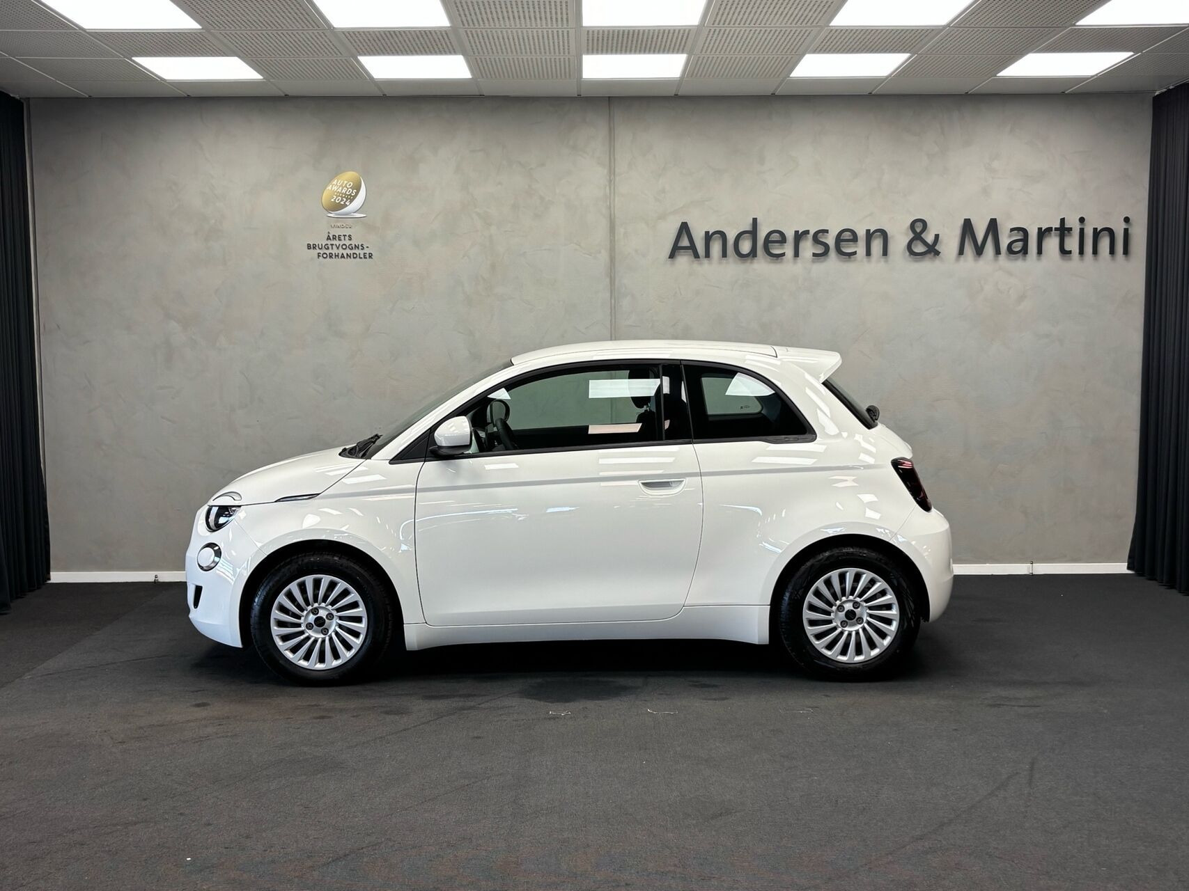 Hvid Fiat 500e fra 2023